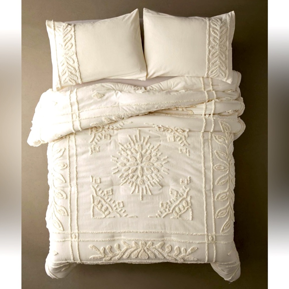 NWT Urban Outfitters jackie full/queen tufted comforter